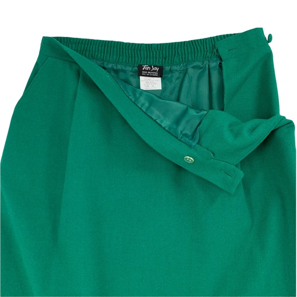 Vintage Kelly Green Wool Blend Pencil Skirt with Pockets made by TanJay Petites. - Picture 4 of 15
